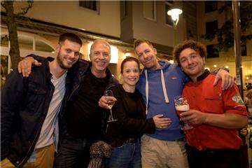 Bester Stimmung auf dem Straßenfest: Sebastian, Ortwin, Claudia, André und Namik...