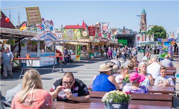 Bestes Wetter: Da macht eine Snackpause auf dem Seestadtfest Bremerhaven viel Sp...
