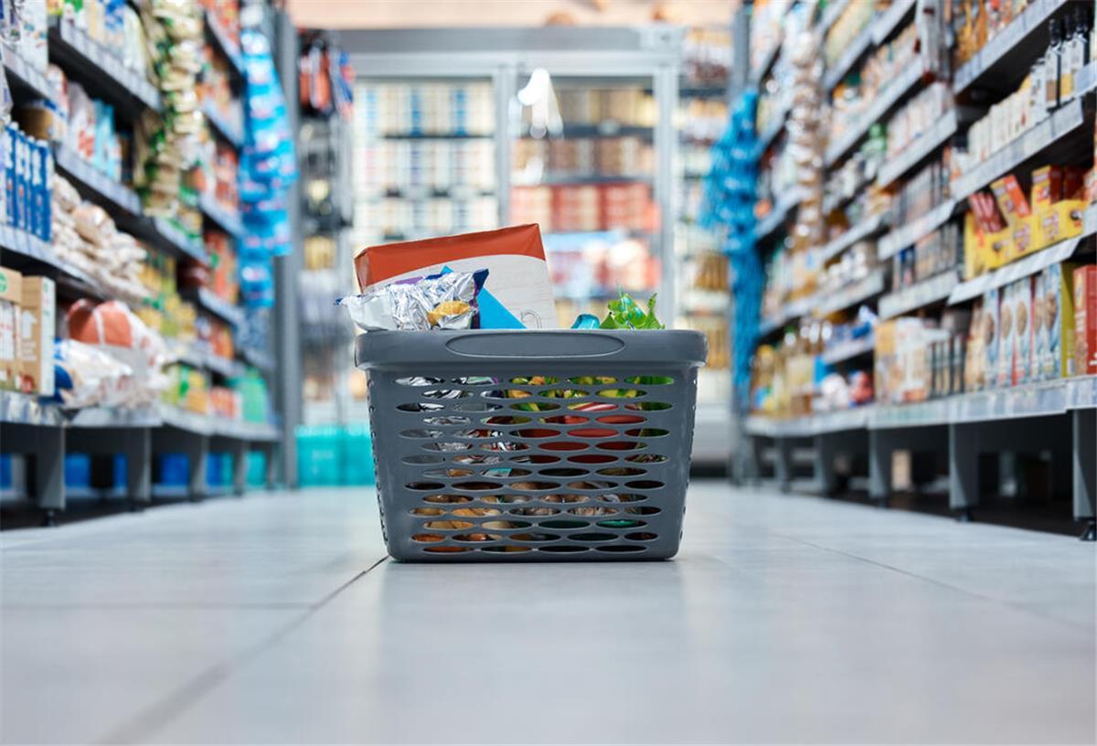 Ein Einkaufskorb steht in einem Supermarkt auf dem Boden. Bestimmte Produkte im Supermarkt dürfen nur noch nach einem Beratungsgespräch gekauft werden. Diese Pflicht trifft alle Kunden.