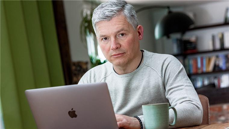 Bestseller-Autor Winkelmann zieht Nutzen aus Brotjobs Bestseller-Autor Andreas Winkelmann sitzt vor seinem Laptop.