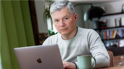 Bestseller-Autor Andreas Winkelmann sitzt vor seinem Laptop.
