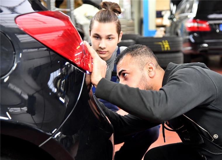 Weniger Lehrstellen in Bremerhaven bleiben unbesetzt Besuch im Autohaus Biela - ein Bremerhavener Unternehmen, das regelmäßig junge Leute ausbildet. Der Azubi Delberin Ismail zeigt dem Schülerpraktikanten David Rodrigues (li.) Handgriffe am Auto.