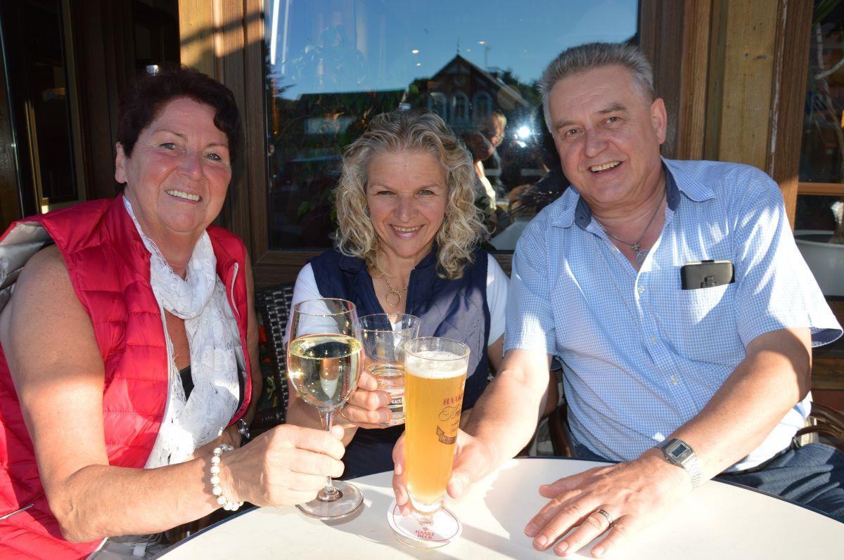 Besuch in Bad Bederkesa: Tamme-Hanken-Witwe Carmen (Mitte) mit Inge Dierks und Helmut Brömmer. Der Beerster hat nach dem gemeinsamen Essen eine Ortsführung zu Burg und See spendiert.