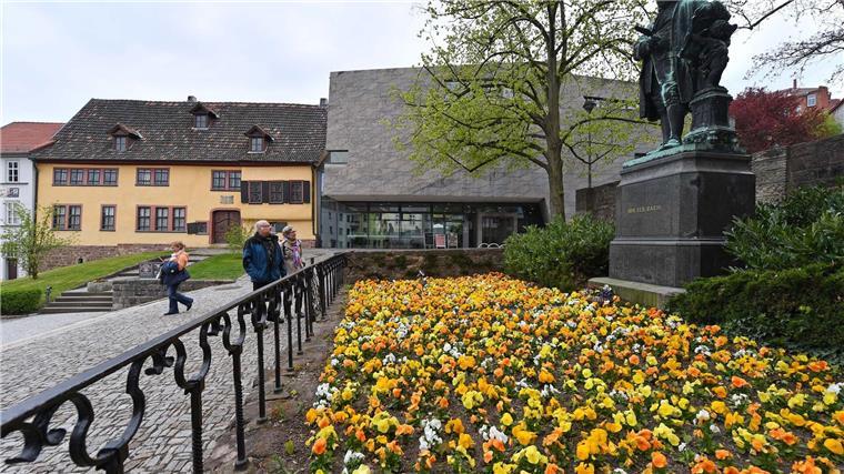 Bachhaus Eisenach unterstützt wieder Festival in Jerusalem Besucher besichtigen das Bachdenkmal vor dem Bachhaus in Eisenach.