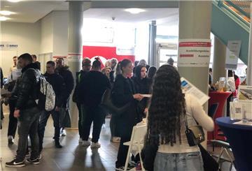 Besucher der Kompass-Messe