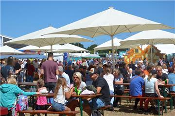 Besucher der Tarmstedter Ausstellung sitzen am sogenannten Marktplatz unter Sonnenschirmen. Die Atmosphäre auf dem Gelände wurde von den Verantwortlichen, aber auch von vielen Besuchern als äußerst entspannt empfunden. Und das trotz eines immensen Andrangs.  