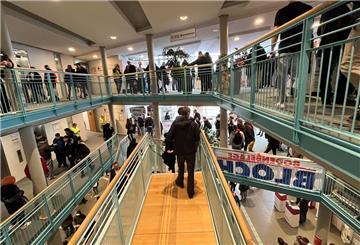 Besucher füllten während der KOMPASS-Ausbildungsbörse mehrere Etagen im Gebäude der Arbeitsagentur.
