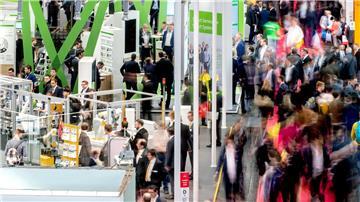 Besucher gehen auf der Hannover Messe an verschiedenen Ständen in Halle 9 vorbei.