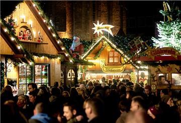 Besucher gehen über den Weihnachtsmarkt in der historischen Innenstadt von Hannover.