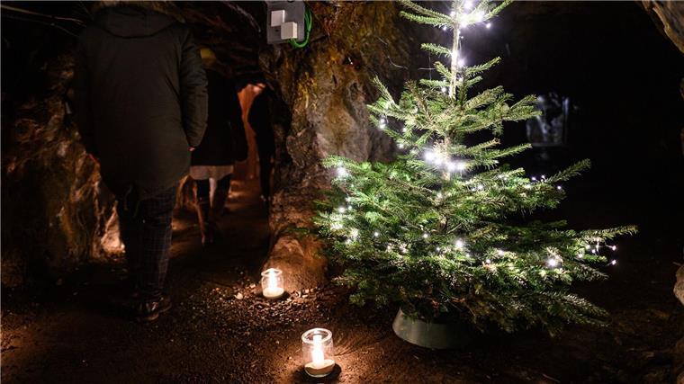 Besucher gehen über den Weihnachtsmarkt unter Tage.