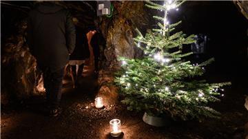 Besucher gehen über den Weihnachtsmarkt unter Tage.