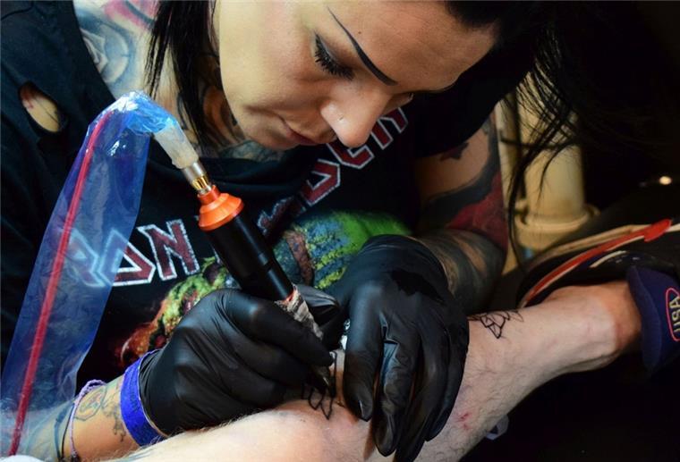 Bremerhaven: Tattoo-Künstler präsentieren ihre Kunst im Apollo Tätowiererin