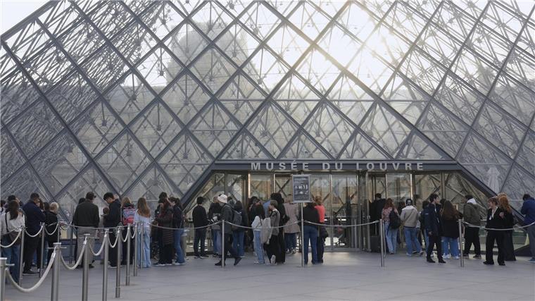 Nach Juwelendiebstahl: Pariser Louvre öffnet wieder Besucher können wieder durch das Museum schlendern.