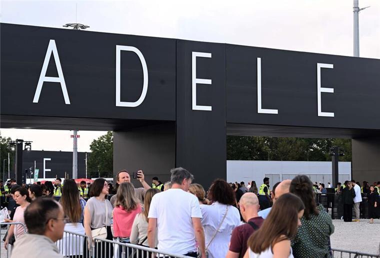 Besucher sind auf dem Weg zu einem Konzert der britischen Sängerin Adele.