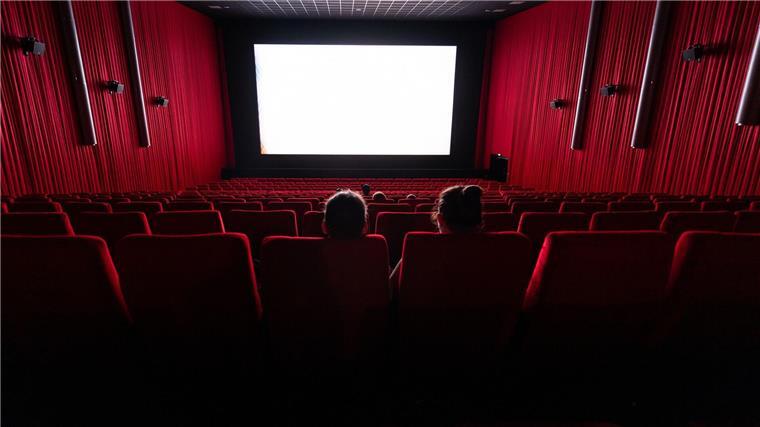 Emden-Norderney: Start mit französischem Film „Divertimento“ Besucher sitzen in einem Kinosaal.