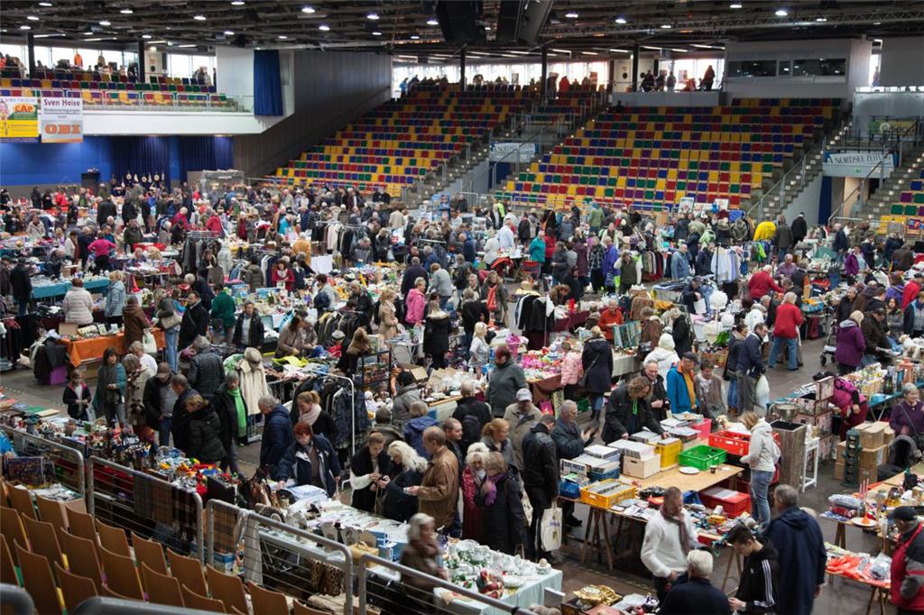 Besucher, soweit das Auge reicht: Beim Weihnachtsflohmarkt waren viele Gäste auf...