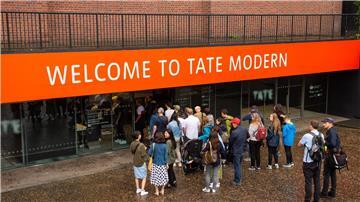 Besucher stehen vor dem Eingang der Kunstgalerie Tate Modern. Erstmals seit Jahrzehnten widmet sich eine große Ausstellung in Großbritannien der Künstlergruppe Blauer Reiter.