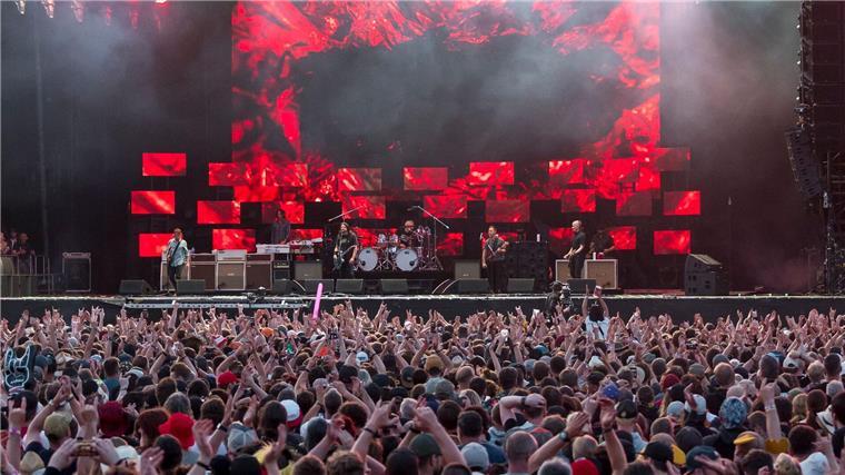 Besucher und Fans sehen sich den Auftritt der Foo Fighters beim Abschluss des Open-Air-Festivals Rock im Park 2023 an. Unter den Festivalbesuchern sind auch immer mehr Ältere.