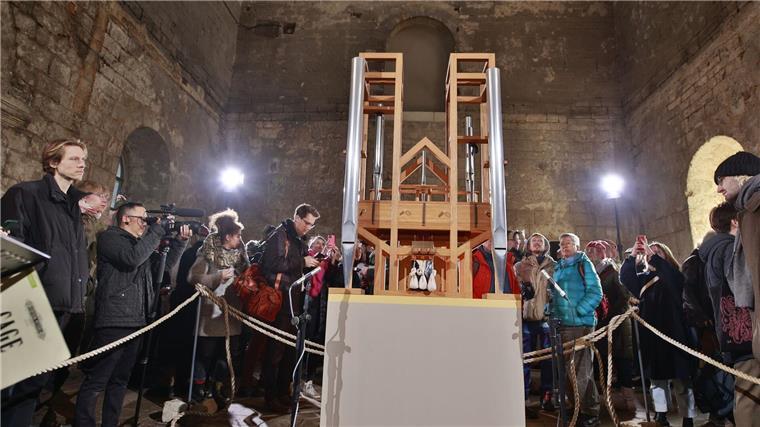 Neue Pfeife erklingt beim Cage-Musikprojekt Besucher und Journalisten vor Beginn des Klangwechsels an der Orgel in der Burchardi-Kirche.
