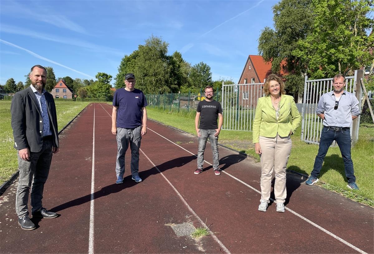 Besuchergruppe auf dem Tossenser Sportplatz. Der kann jetzt saniert werden.