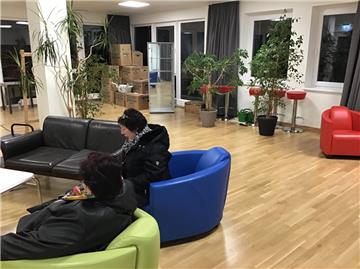 Besucherinnen in der neuen Cafeteria des Lehe-Treffs an der Uhlandstraße.