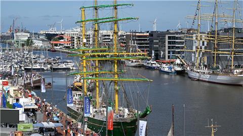 Besucherinnen und Besucher können zahlreiche Schiffe wie beispielsweise das Segelschulschiff „Alexander von Humboldt II“ besichtigen. (Archivbild)