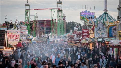 Besucherscharen zwischen Ständen und Fahrgeschäften auf dem 989. Bremer Freimarkt. Allerdings wurden gut 100 Messer sichergestellt. 
