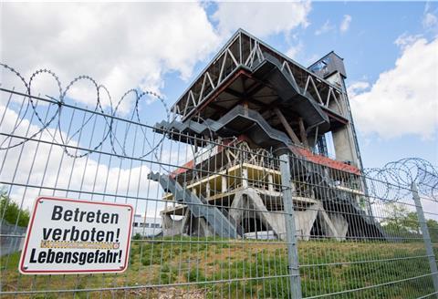 "Betreten verboten! Lebensgefahr!" – Viel ist von den Pavillons der Weltausstellung Expo 2000 in Hannover nicht geblieben.