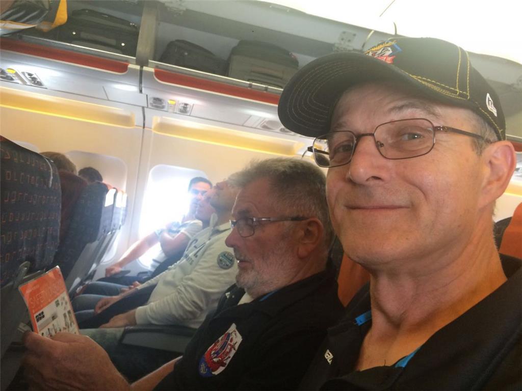 Betreuer Franz Jackl studiert im Flieger von Easy Jet eher ängstlich die Sicherh...