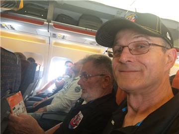 Betreuer Franz Jackl studiert im Flieger von Easy Jet eher ängstlich die Sicherh...