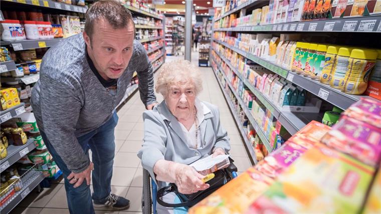 Betreuer Paul Oscilowicz hilft auch Lotte beim Einkaufen in Otterndorf.