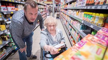 Betreuer Paul Oscilowicz hilft auch Lotte beim Einkaufen in Otterndorf.