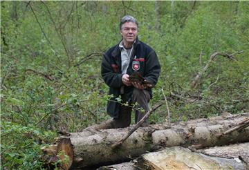Betreut 16 Wälder zwischen der Falje bei Deinstedt und Himmelpforten: Förster Siegfried Rakowitz beim „Waldspaziergang“ im Vorwerk in Bremervörde.
