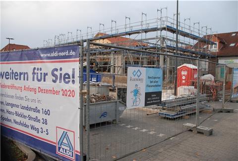 Betriebsamkeit hinter Stangen und Streben: Die Baustelle zur Erweiterung der Aldi-Filiale am Lindenhof-Zentrum in Langen ist abgesperrt. Die Mitarbeiter der beteiligten Fachfirmen haben gut zu tun.