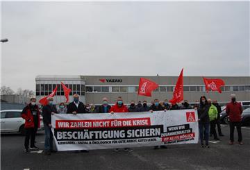 Betriebsrat, Beschäftigte, IG Metall und Stadt setzen sich für den Erhalt des Braker Yazaki-Standorts ein. Das machten sie am Mittwochvormittag vor dem Werk deutlich.