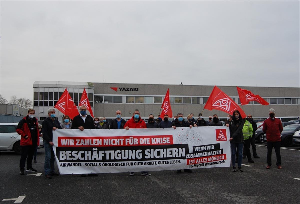 Betriebsrat, Beschäftigte, IG Metall und Stadt setzen sich für den Erhalt des Braker Yazaki-Standorts ein. Das machten sie bereits mit einem Solidaritätstreffen Mitte November vor dem Werk deutlich.