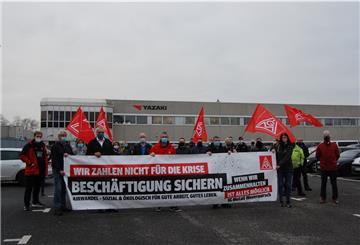 Betriebsrat, Beschäftigte, IG Metall und Stadt setzen sich für den Erhalt des Braker Yazaki-Standorts ein. Das machten sie bereits mit einem Solidaritätstreffen Mitte November vor dem Werk deutlich.