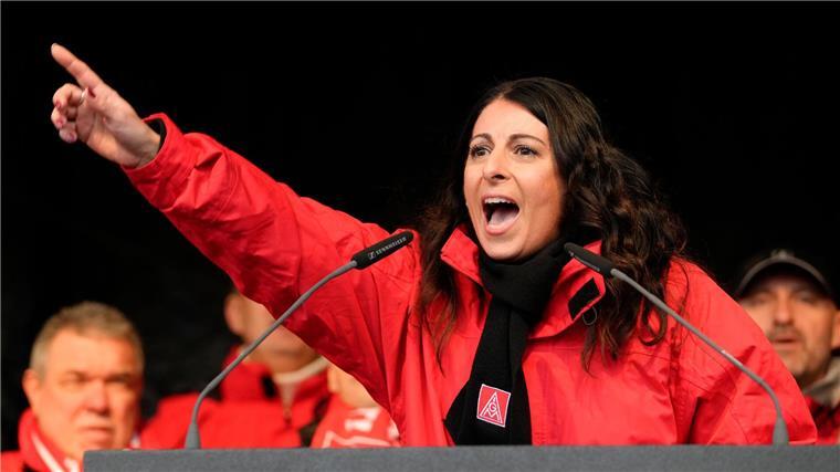 VW-Tarifrunde: Weiter keine Einigung Betriebsratschefin Daniela Cavallo spricht auf der Kundegebung.