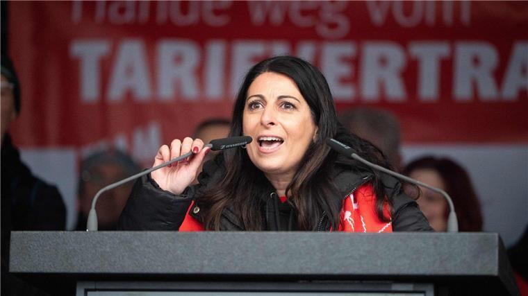 VW-Tarifrunde ohne Ergebnis - Warnstreiks ab Dezember Betriebsratschefin Daniela Cavallo spricht von einem Vorgeschmack auf das, was ab Dezember auf VW zukommen könnte.
