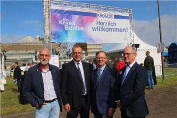 Betriebsratsvorsitzender Oliver Wegener, Geschäftsführer Jürgen Theus, Konzernchef Rob Graham und Werkleiter Peter Aengeneyndt (von links) feierten mit der Belegschaft und deren Familien ein Fest.