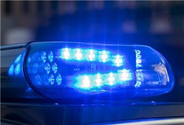 Das Blaulicht auf einem Fahrzeug der Polizei leuchtet in der Dunkelheit.