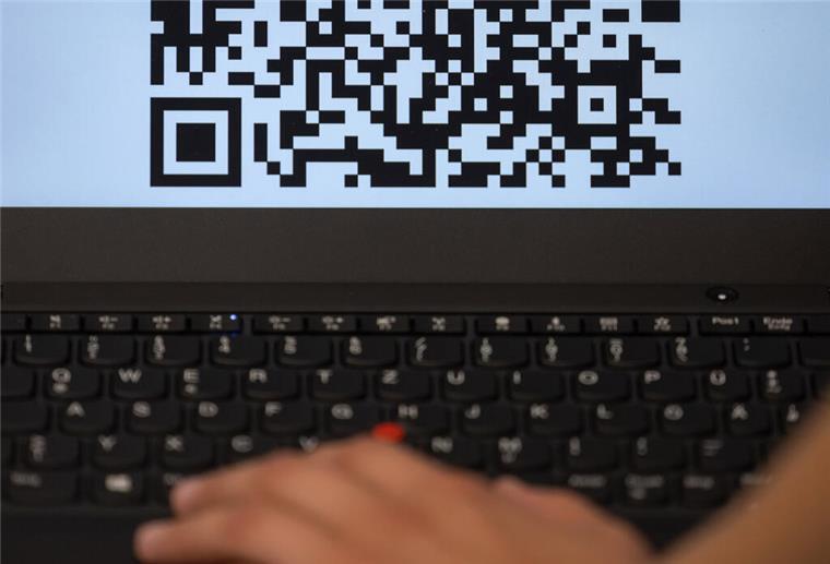 Betrüger haben eine neue Masche für sich entdeckt. Mit QR-Codes leiten sie ihre Opfer auf täuschend echt wirkende Webseiten, mit denen sie an sensible Daten kommen wollen.