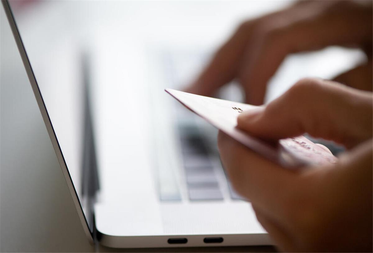So dreist wird bei Kleinanzeigen-Portalen betrogen! Diese Maschen solltet ihr kennen Eine Frau tippt Kreditkartendaten in ihren Laptop ein. Auf Kleinanzeigenportalen tummeln sich Betrüger mit ganz unterschiedlichen Betrugstaktiken.
