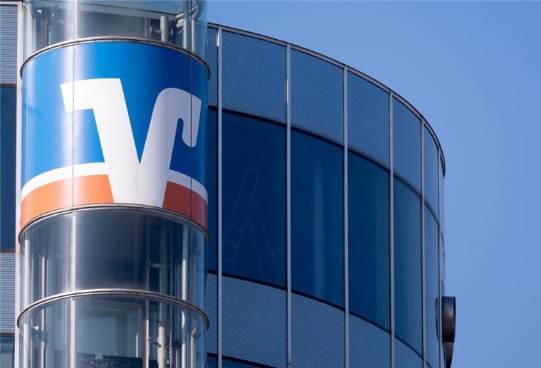 Phishing-Welle trifft auf Nordsee-Küste: Volksbank Warnung Das Logo der Volksbank ist an einem Gebäude der Volksbank Stuttgart in der Innenstadt zu sehen.