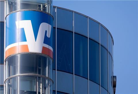 Das Logo der Volksbank ist an einem Gebäude der Volksbank Stuttgart in der Innenstadt zu sehen.