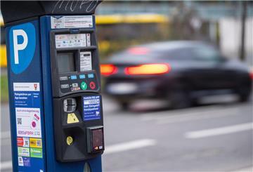 Ein Parkautomat an einer Straße