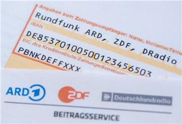 Ein Anschreiben zur Anmeldung für die Rundfunkgebühren liegt auf einem Überweisungsträger. Die Verbraucherzentrale Niedersachsen warnt vor Online-Abzocke bei Nachsendeanträgen und Rundfunkgebühren.