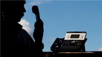 Der Schattenriss eines Mannes, der einen Telefonhörer in der Hand hält, ist zu sehen. Eine Seniorin aus Schiffdorf fiel beinahe einem Betrug zum Opfer. Falsche Polizisten forderten fast 20.000 Euro. Die echte Polizei konnte Schlimmeres verhindern.