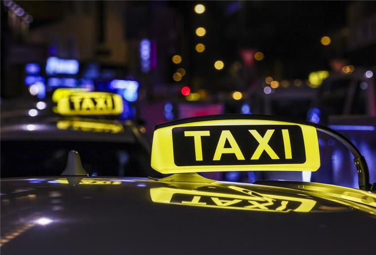 Taxifahrt eskaliert: Fahrer verprügelt, Auto geklaut – dann folgen Unfälle! ARCHIV - 31.12.2024, Nordrhein-Westfalen, Köln: Ein Taxi mit beleuchtetem Taxischild wartet in einer Schlange von Taxen auf Fahrgäste. (zu dpa: «Betrunkene stehlen Taxi und bauen mehrere Unfälle») Foto: Christoph Reichwein/dpa +++ dpa-Bildfunk +++