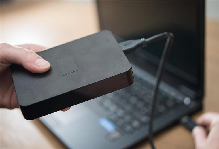 Brand, Defekt oder Diebstahl: So sichern Sie Ihre Daten richtig ILLUSTRATION - Better safe than sorry: Regelmäßige Backups schützen vor unnötigem Stress und Ärger. (zu dpa: «Daten sichern, bevor es zu spät ist») Foto: Henrik Josef Boerger/dpa-tmn - Honorarfrei nur für Bezieher des dpa-Themendienstes +++ dpa-Themendienst +++